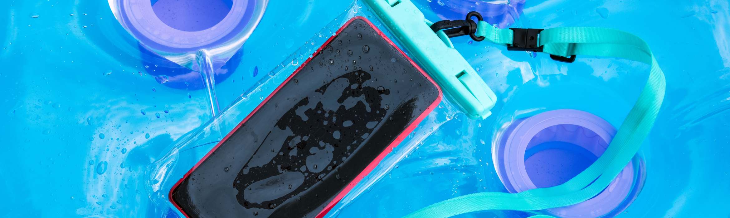 Smartphone in waterdicht hoesje op luchtbed ter illustratie van social media trends tips 2024